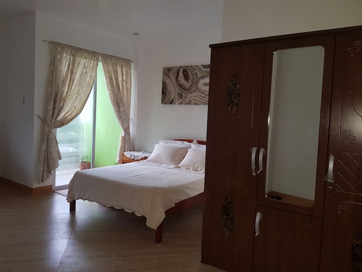 カップルと2人のお子様に最適なファミリールーム。バルコニー、エンスイートテレビ、Wi - Fiがあり

ます。料金： 1泊あたり2,200