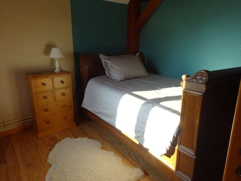 Chambre calme dans maison ancienne