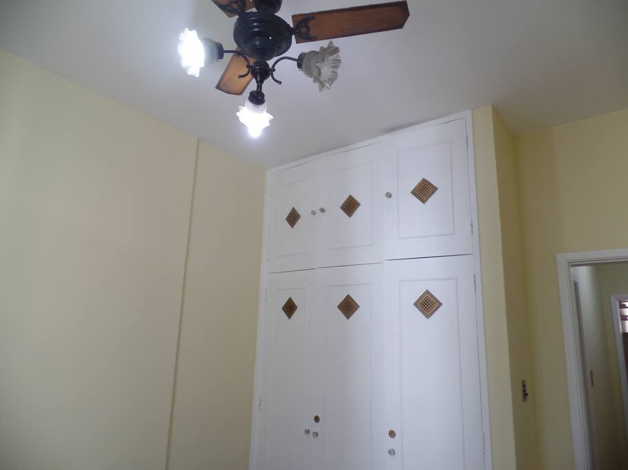 1º quarto:
guarda-roupa
