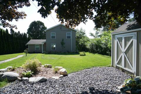 Berkshire Lake- Modern and Updated-close to skiing