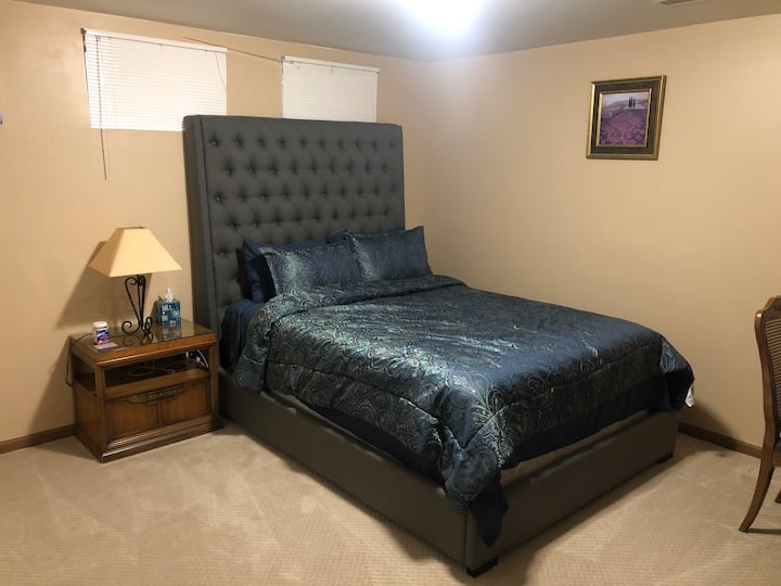 Queen sized bed in bedroom