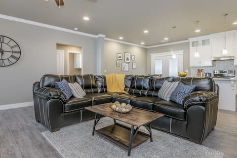 Top Airbnb: Beautifully Decorated New Home with King Bed & W/D in Canyon