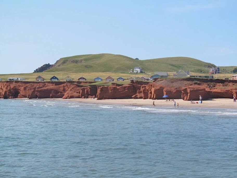Près des falaises de grès rouge et du sable doré.