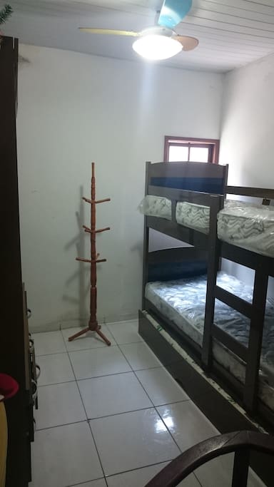 Quarto com 3 camas de solteiro, cabideiro, armário