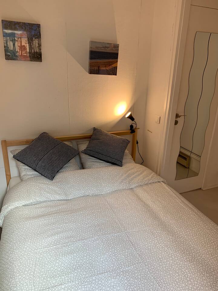 קומה 1
חדר שינה 2: מיטה זוגית עם 140 ס"מ ונוף לחצר הפנימית. ארונות אחסון גדולים.