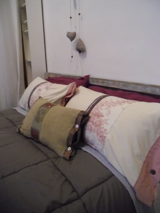 Dobble bed, in a room with bay window.