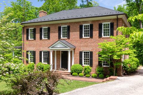 Luxury, Pet-friendly home with Pool Table and Wifi