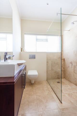 Camps Bay home sleeps 10. 5 min walk to beach. gallery image 2