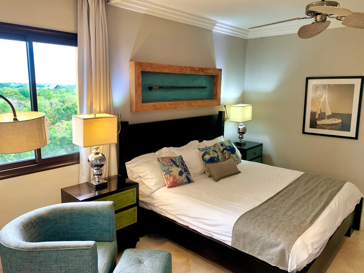 宽敞的加大双人床和优质床上用品。