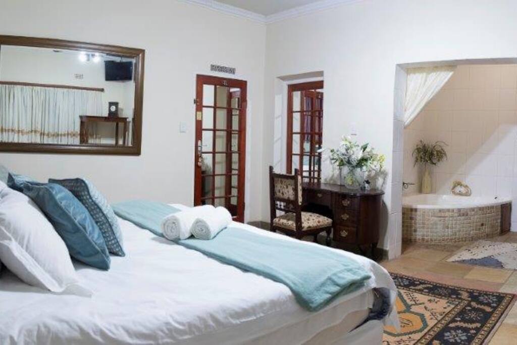 Ivy Suite:
One King bed, corner bath, possible to add a 3/4 bed to sleep 3.