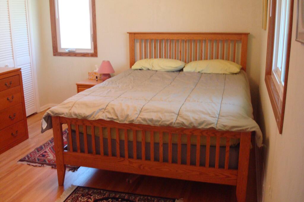BR #1 - Master bedroom w/queen bed & half bath