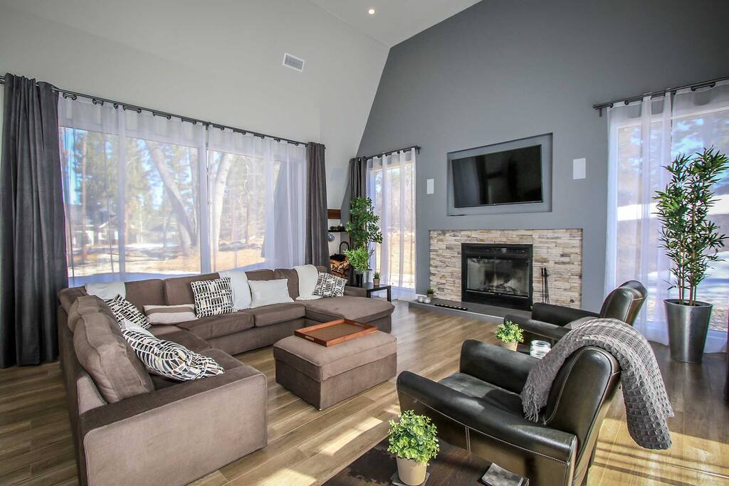 Couch,Furniture,Fireplace,Hearth,Indoors