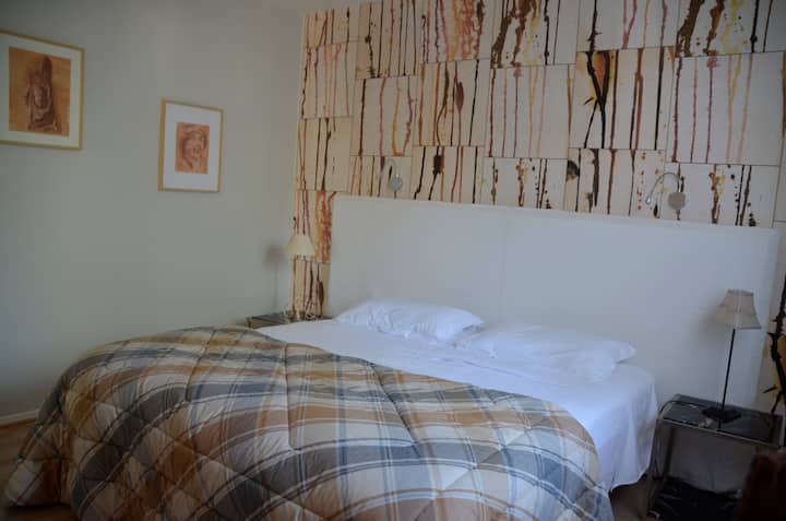 غرفة تضم سرير كبير الحجم أو سريرين صغيرين للاختيار من بينها.