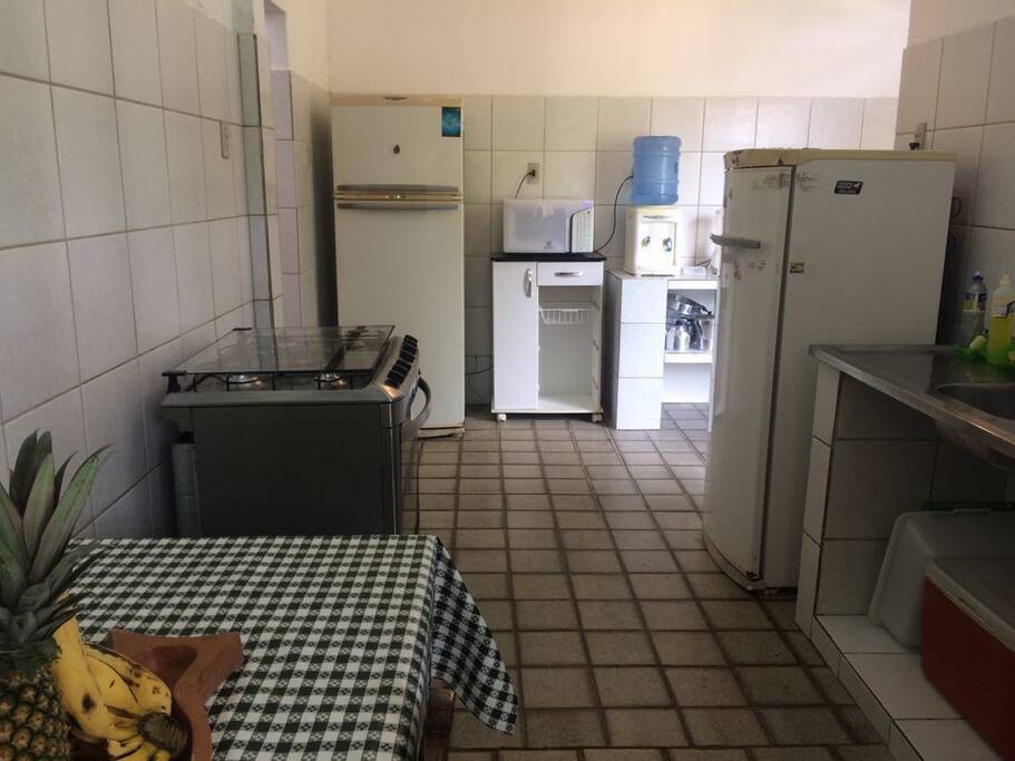 Cozinha ampla com Fogão seis bocas, freezer e geladeira