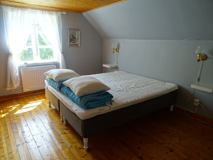 Dormitorio de arriba. Cama de matrimonio.
Sábanas y toallas están disponibles para alquilar con un coste de 75:-/persona