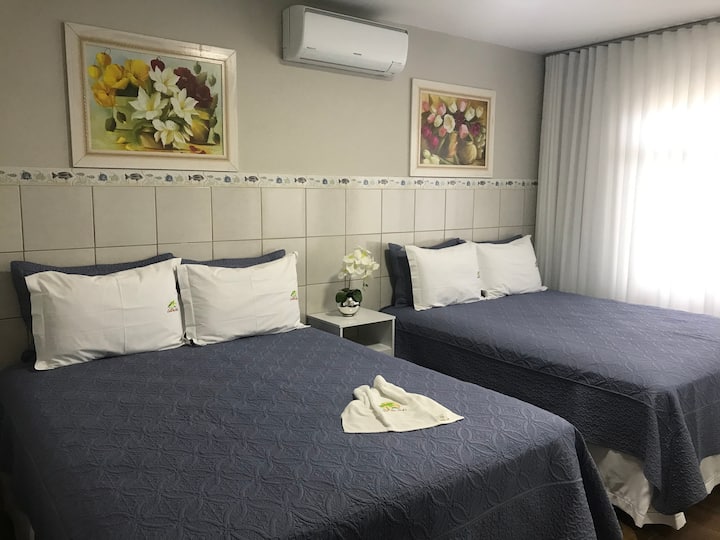 2 krevate dopio "queen". Në këtë dhomë ke mundësinë të vendosësh një dyshek të vetëm në dysheme. Duke mbajtur deri në 5 pax me 5 pax.