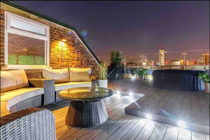 Swan Street Townhouse(Slps23) Roof Terrace hot tub gallery image 4