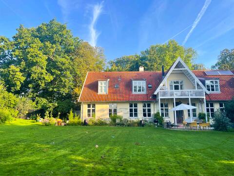 Amazing villa + huge garden!