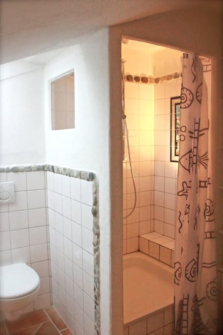 Eine Dusche gibt es auch.