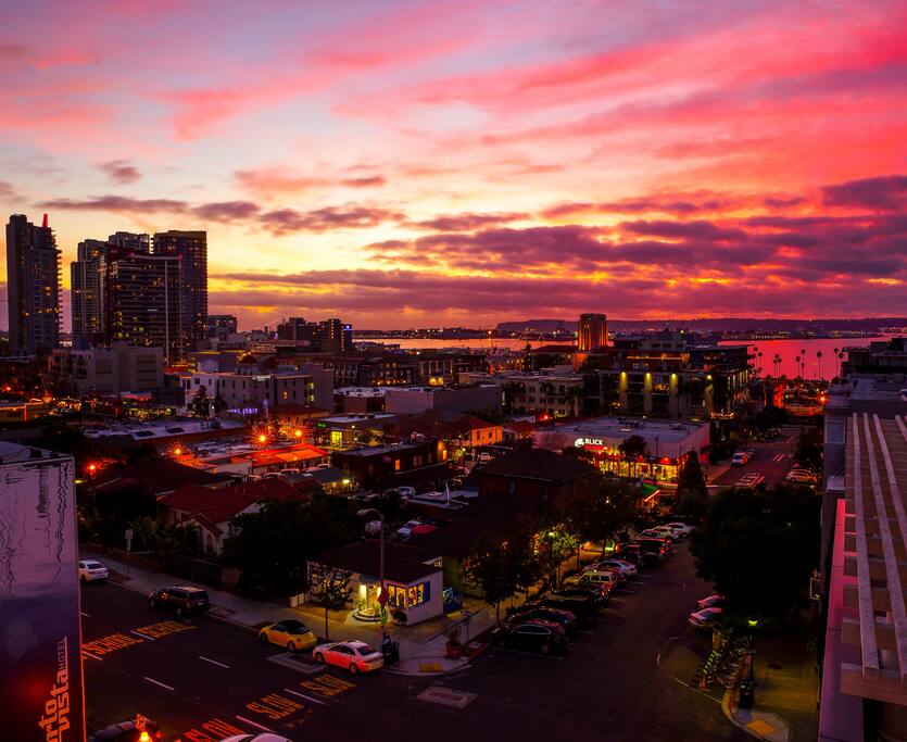 Right in the heart of Little Italy! - 1 block from the Porto Vista Hotel Rooftop - 24 hour access :)