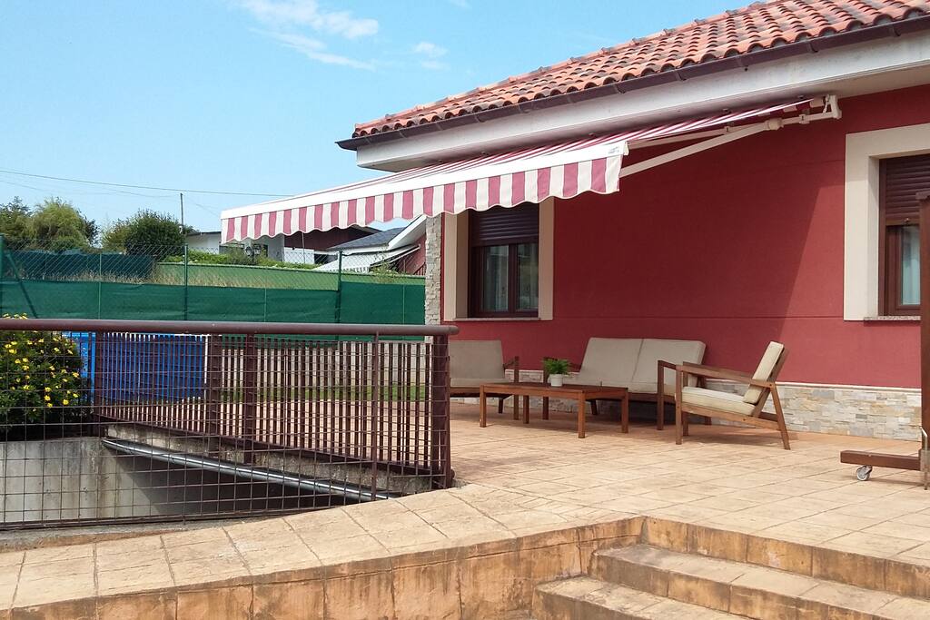 Exteriores de casa pareada con cómodos asientos para disfrutar de las vistas