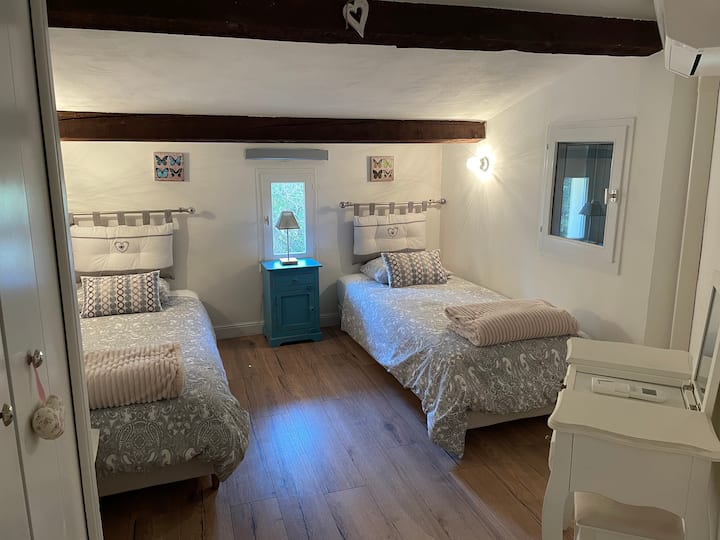 חדר שינה זוגי עם מזגן הפיך