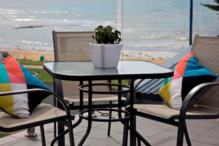 Penguin Beachfront Apartments – 2brm Fam. Seaview
