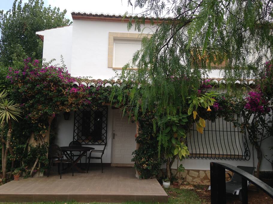 FACHADA DEL BUNGALOW CON SU JARDIN PRIVADO