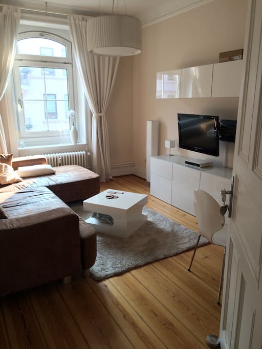 helles, gemütliches Wohnzimmer mit klaren Linien und schlichtem Design
