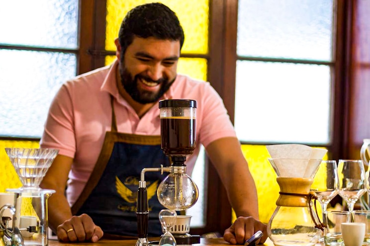 Show full-screen, host-provided image