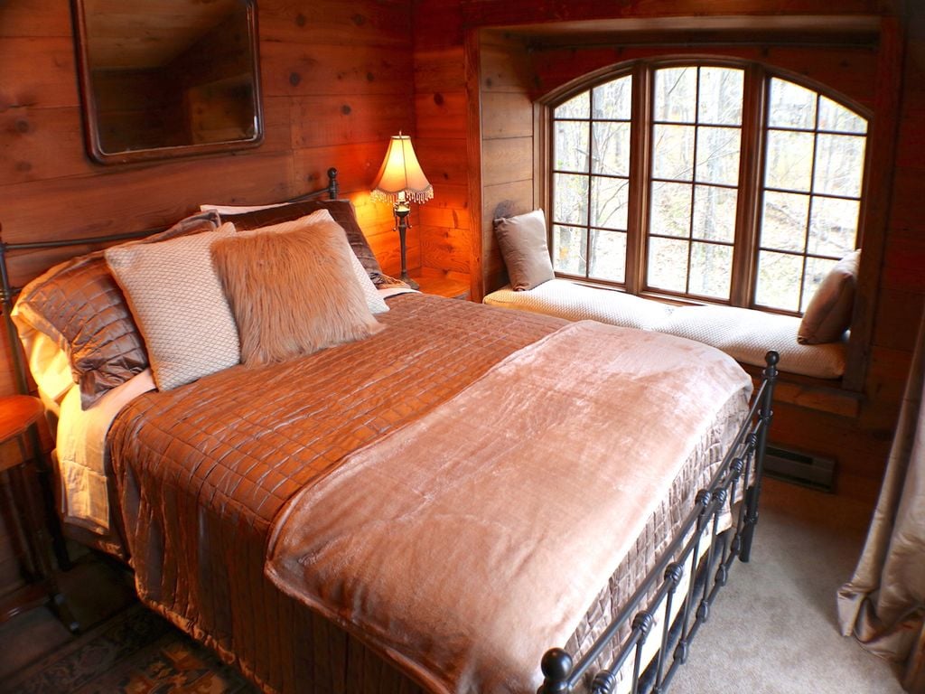 Luksuzna posteljina krasi ovaj glavni bračni krevet s vrhunskim pogledom na jezero