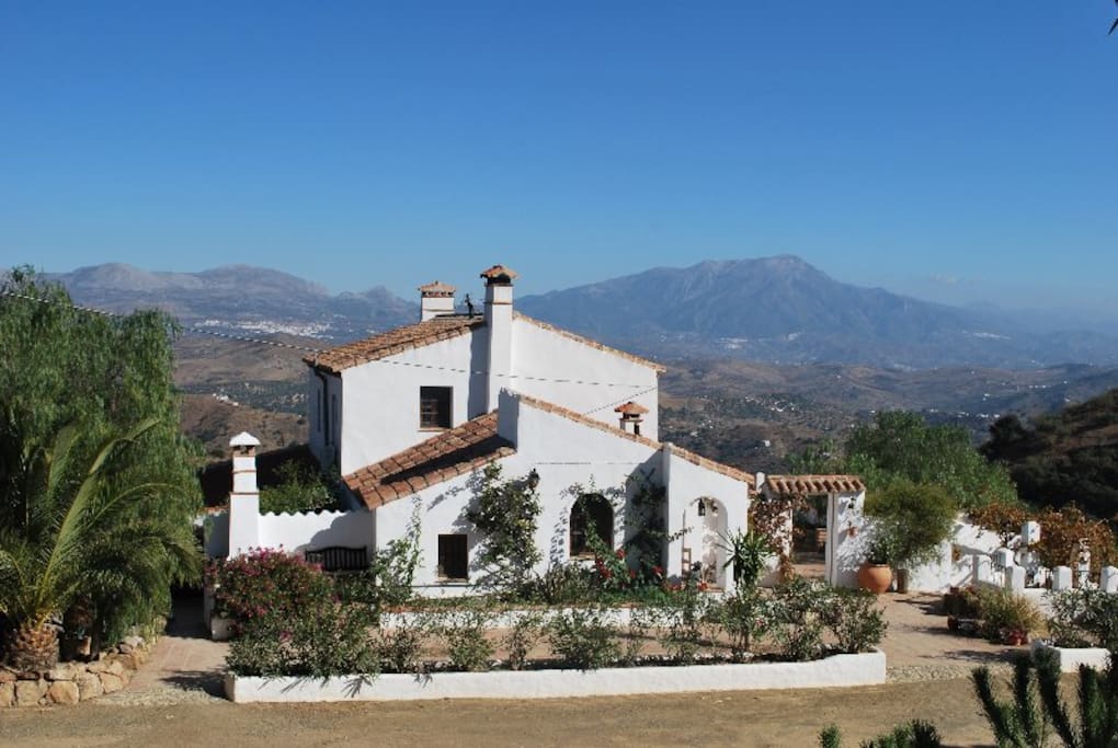 Traditional Andalucian Farmhouse Houses for Rent in Colmenar, Malaga