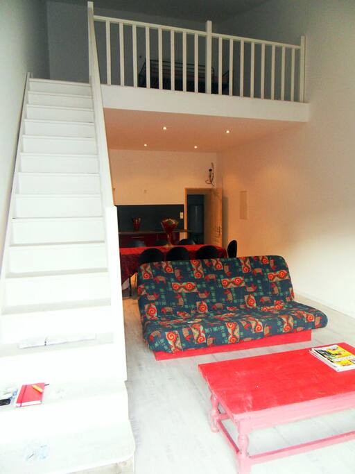 Pièce à vivre (cuisine, coin repas, TV + Mezzanine comprenant 4 couchages en 90.