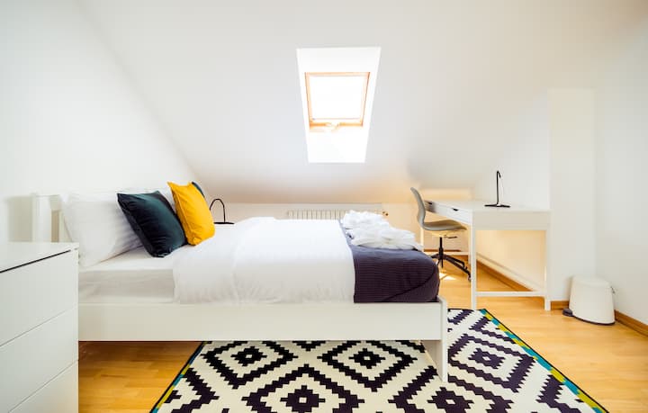 Rustige slaapruimte boven met een eigen bureau - ideaal voor werken op afstand of het plannen van je dag.