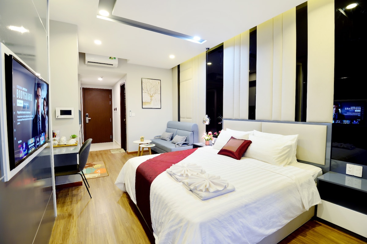 Удобно суперголямо двойно легло с пълен набор от стандартни чаршафи, възглавници, одеяло, ...