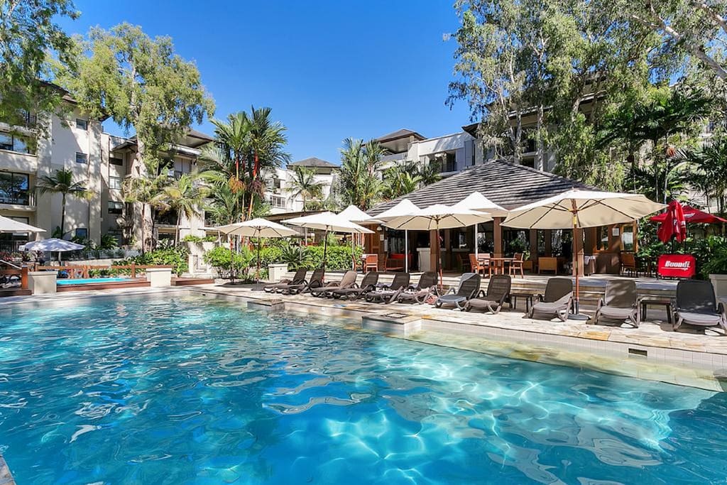 Pool & Pool Bar