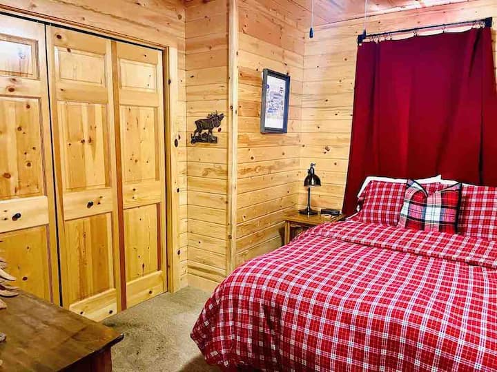 Соба за патки
Прв кат /спална соба во подрум со брачен кревет (широк 150-179 см) и тавански вентилатор.