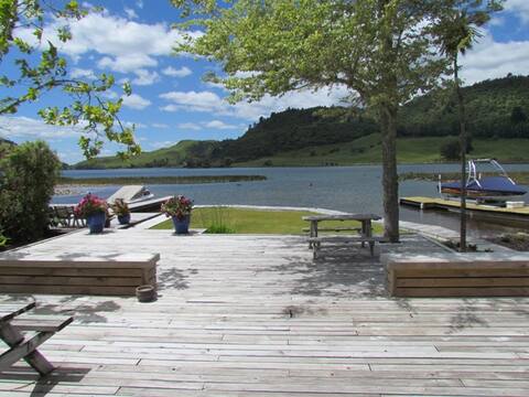 Okareka Comfort On the lake with plenty of kayaks
