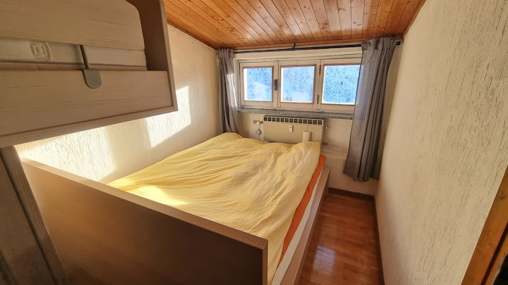 Dvojlôžko v obývacej izbe.