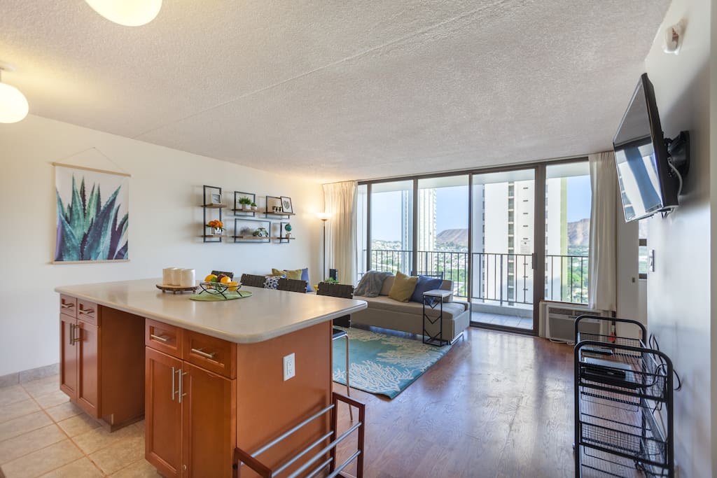 =Waikiki Banyan= 1 Bedroom 1 Bathroom 1 FREE PARKING unit in East Waikiki. The unit can accommodate up to 8 guests. 2 Full Size Beds & 2 Full Size Sofa Bed. 533 living sqft. & 67 sqft. Lanai(Balcony) over looks city & partially Diamond Head & Ocean View from 23th Floor.