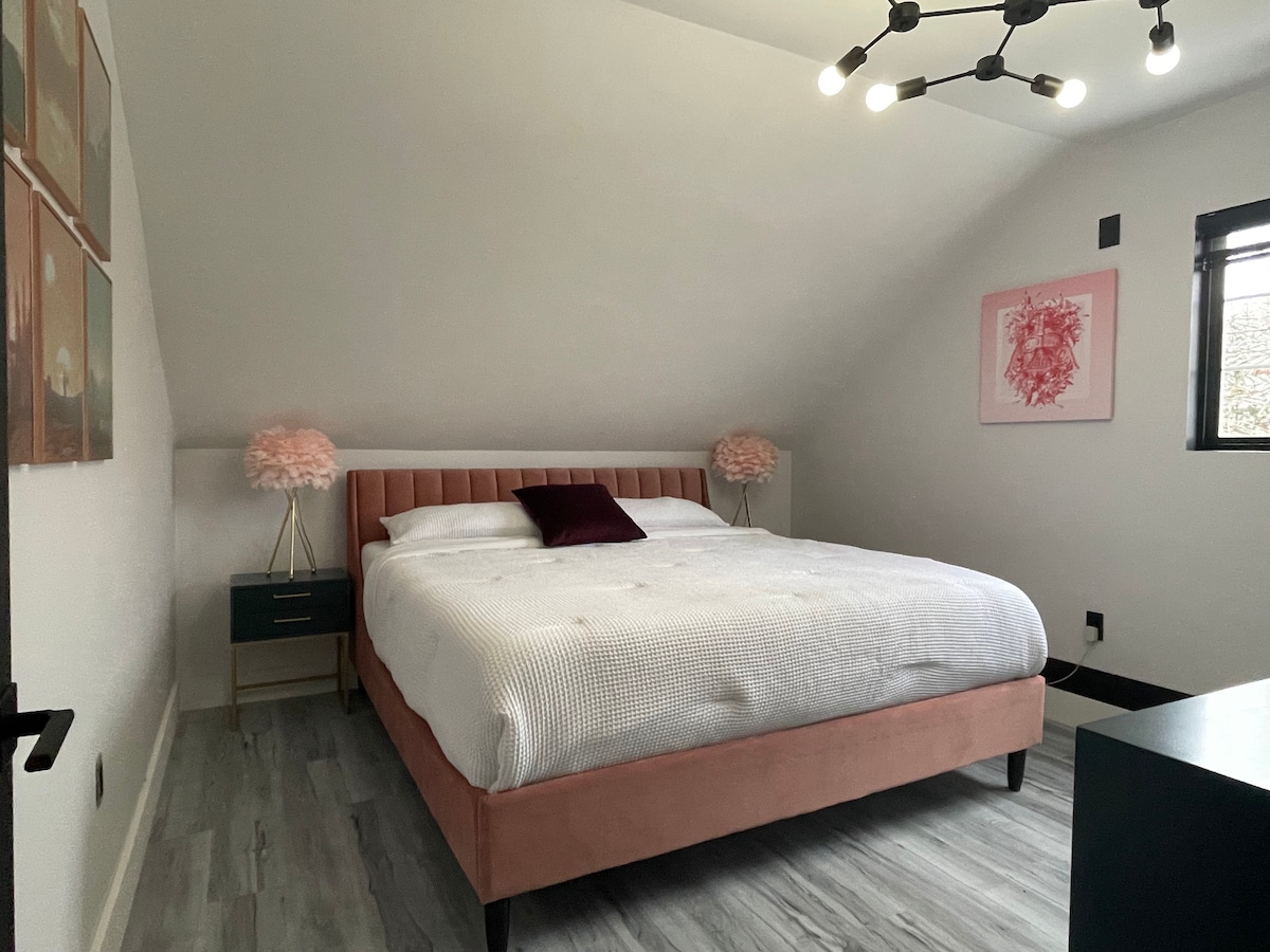 Spavaća soba prikladna za generalnog otpora protiv prvog reda, Leia može pustiti svoje peciva na ovom bračnom krevetu.