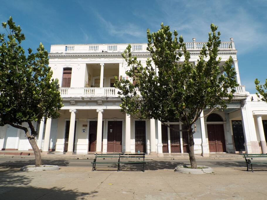 Esperamos nos visiten..viva la experiencia de estar en un hostal lleno de historia...