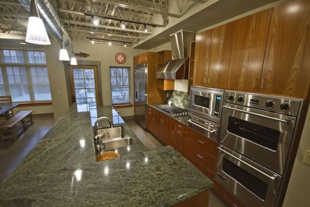 Luxury Lodging Bend Oregon, Wall Street, Gourmet Kitchen