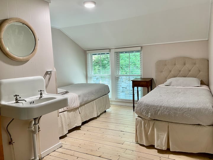 Upstairs bedroom with 2 twin beds