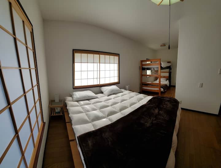 Chumba cha kwanza cha kulala 4 kwa starehe 