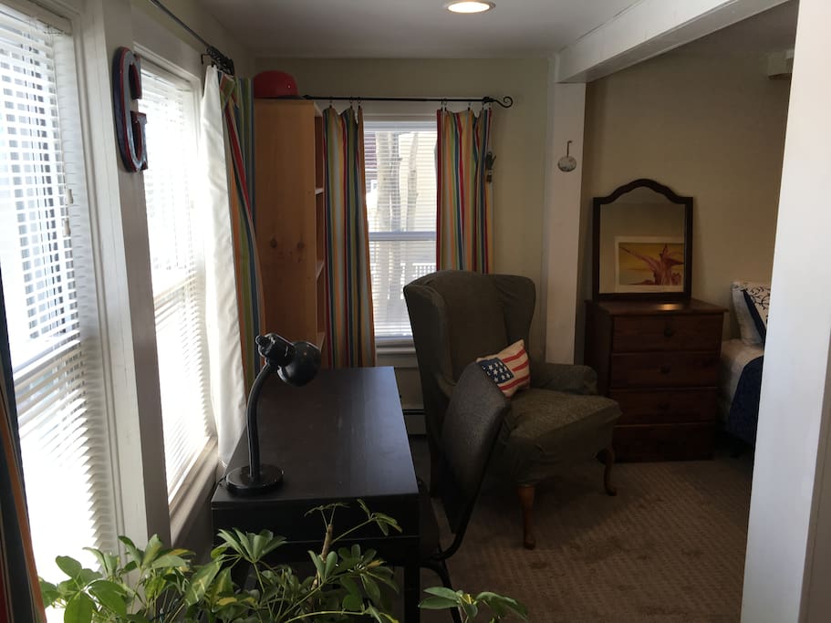 Desk and seatin