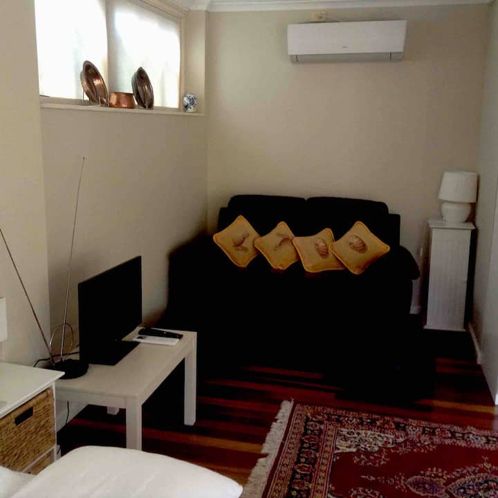 Dy ndenjëse lëkure me mbështetëse në këmbë 