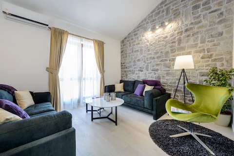 Top Airbnb: Family Friendly Retreat with Private Heated Pool in Zaton