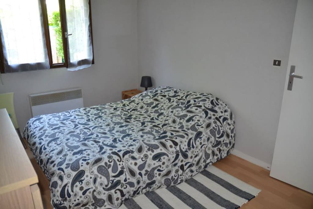 Chambre lit 2 places 140cm x 190 cm, donnant sur salle de bain