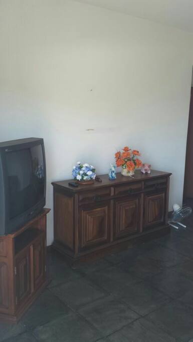 Sala espaçosa. Estamos mudando a tv para tela plana.